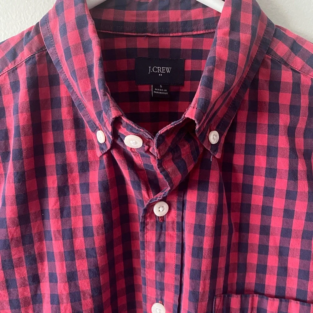 J. Crew Men's Red and Navy Gingham‎ Button-Down Shirt size S
